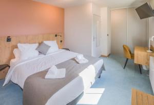 Postel nebo postele na pokoji v ubytování L'HÔTEL DES BAINS - Salles-la-Source