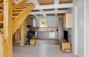 Beautiful Home In Rudkøbing With Wifi的厨房或小厨房