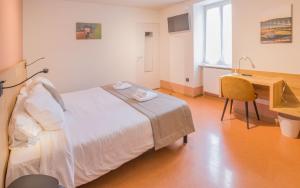 Postel nebo postele na pokoji v ubytování L'HÔTEL DES BAINS - Salles-la-Source