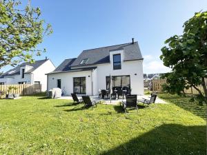 キブロンにあるLa maison de kervozesの中庭の椅子付白い家