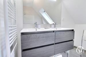 キブロンにあるLa maison de kervozesの洗面台と鏡のあるバスルーム +31枚の写真