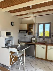 - une cuisine avec une table et deux chaises dans l'établissement Haut de l'issue, à Ploubazlanec