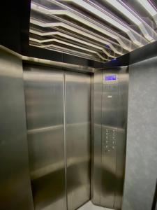 a metal elevator in a subway station with a ceiling at Nuevo Hotel Alameda de Uruapan in Uruapan del Progreso +6 photos