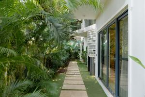アンジュナにあるVilla Anjuna By Akama Homesの椰子の木の家廊