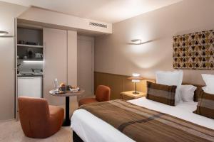 Postel nebo postele na pokoji v ubytování Hôtel L'Adresse - Entièrement rénové