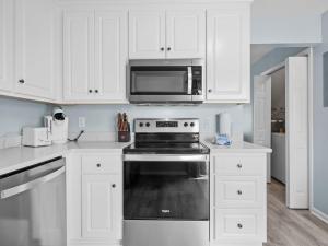 Η κουζίνα ή μικρή κουζίνα στο Anchors Away Unit 3 Duplex +34 φωτογραφίες