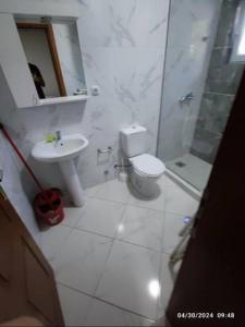 une salle de bain avec toilettes, douche et lavabo dans l'établissement Vila Nju Jork, à Sutomore