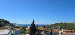 Elle offre une vue sur la ville et l'océan. dans l'établissement Vila Nju Jork, à Sutomore