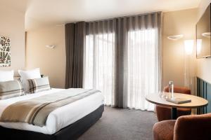 Postel nebo postele na pokoji v ubytování Hôtel L'Adresse - Entièrement rénové