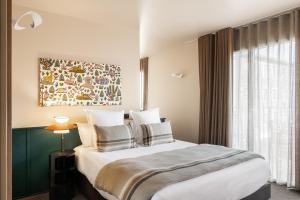 Postel nebo postele na pokoji v ubytování Hôtel L'Adresse - Entièrement rénové