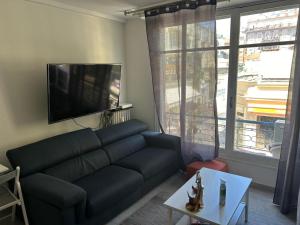 a living room with a couch and a tv at New central nice sea down town in Nice