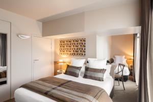 Postel nebo postele na pokoji v ubytování Hôtel L'Adresse - Entièrement rénové