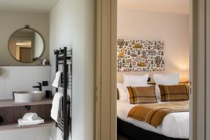 Postel nebo postele na pokoji v ubytování Hôtel L'Adresse - Entièrement rénové