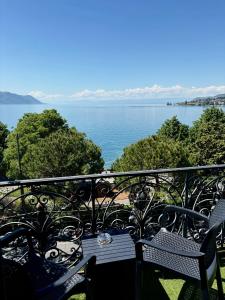 uma varanda com cadeiras e vista para a água em Hotel Parc & Lac em Montreux
