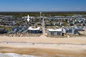 vista aerea su una spiaggia con appartamenti di Private Pool Hot Tub and 4Min Walk to Beach a Kill Devil Hills