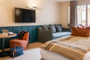 TV a/nebo společenská místnost v ubytování Hôtel L'Adresse - Entièrement rénové