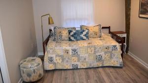 Katil atau katil-katil dalam bilik di Sunset Shore House First Floor