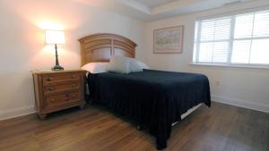una camera con letto, cassettiera e lampada di Broadway Beach Unit 1 a Cape May Altre 5 foto