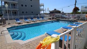 una piscina con sedie e scivolo di Broadway Beach Unit 1 a Cape May