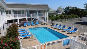 una piscina con sedie a sdraio e una piscina di Broadway Beach Unit 1 a Cape May