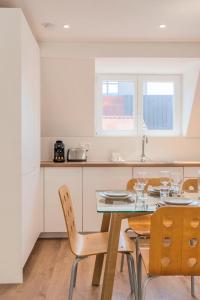 una sala da pranzo con tavolo e sedie e una cucina di Appartement 3 chambres en centre ville et proche métro a Croix Altre 24 foto