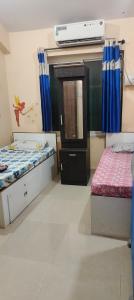 PondaにあるSOMNATH Bed HOUSEのベッドが2つと暖炉のある部屋