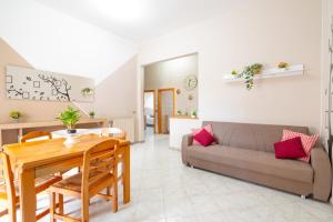 a living room with a couch and a table at Piombino Apartments Casa Regina in Piombino