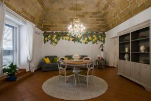 a dining room with a table and a couch at Capo Rama Suites & Rooms in Terrasini