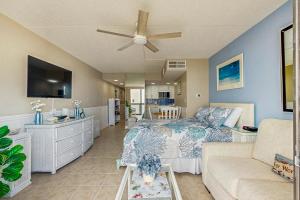 una sala de estar con una cama y un sofá en Golden Sands 714, en Ocean City