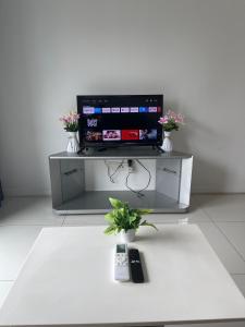 TV a/nebo společenská místnost v ubytování Holiday At KLCC Mercu Summer Suites