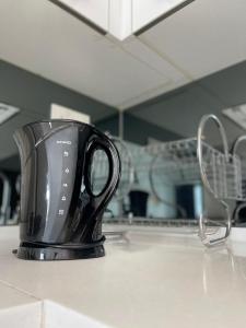 Příslušenství pro přípravu čaje a kávy v ubytování Holiday At KLCC Mercu Summer Suites