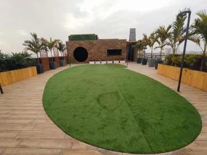 ジャイプールにあるUpasana Luxurious Apartmentの中庭にある大きな緑の芝生の円