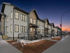 una fila de edificios de apartamentos con una calle en Cozy 2 bedrooms Suite Near Calgary Airport Sleeps 6, en Calgary