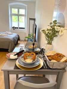 ルートヴィヒスブルクにあるbella casa - Business&Family, Schloßblick, Parkplatz, SmartTV, Netflix, Waschmaschine, 24h Checkin, 31qm, AP 7の食パンの盛り付けテーブル