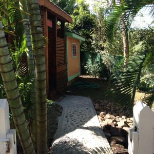 Um jardim no exterior de Cottage Rodney Bay 2 bedrooms