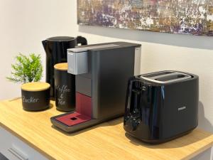 ルートヴィヒスブルクにあるbella casa - Business&Family, Schloßblick, Parkplatz, SmartTV, Netflix, Waschmaschine, 24h Checkin, 31qm, AP 7のコーヒーメーカーが備わります。