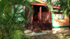 Um jardim no exterior de Cottage Rodney Bay 2 bedrooms