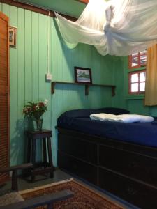 um quarto com uma cama com mosquiteiro em Cottage Rodney Bay 2 bedrooms em Gros Islet