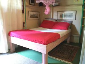um quarto com uma cama com almofadas vermelhas em Cottage Rodney Bay 2 bedrooms em Gros Islet