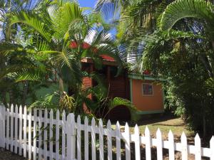 Um jardim no exterior de Cottage Rodney Bay 2 bedrooms