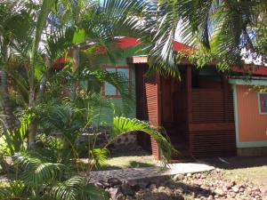 Um jardim no exterior de Cottage Rodney Bay 2 bedrooms