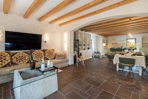 a large living room with a couch and a table at Aurora Lukorana in Lukoran