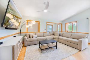 een woonkamer met een bank en een tafel bij Pool Hot Tub Beach Gear included in Corolla