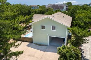 een bovenaanzicht van een garage met zwembad bij Pool Hot Tub Beach Gear included in Corolla +41 foto's