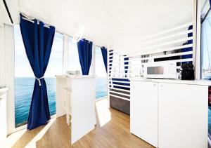 Alghero houseboat Blue Zone的厨房或小厨房