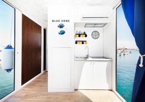 阿尔盖罗Alghero houseboat Blue Zone的水景厨房(带水槽)