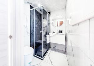 阿尔盖罗Alghero houseboat Blue Zone的带马桶和玻璃淋浴间的浴室