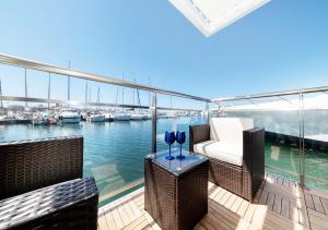 阿尔盖罗Alghero houseboat Blue Zone的享有码头景致的阳台