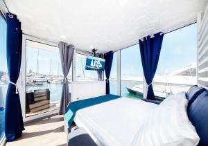 阿尔盖罗Alghero houseboat Blue Zone的船上的卧室,带床和窗户