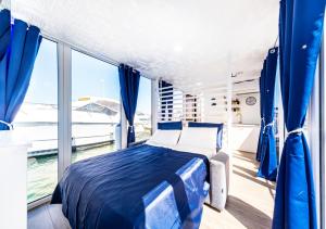 Alghero houseboat Blue Zone客房内的一张或多张床位